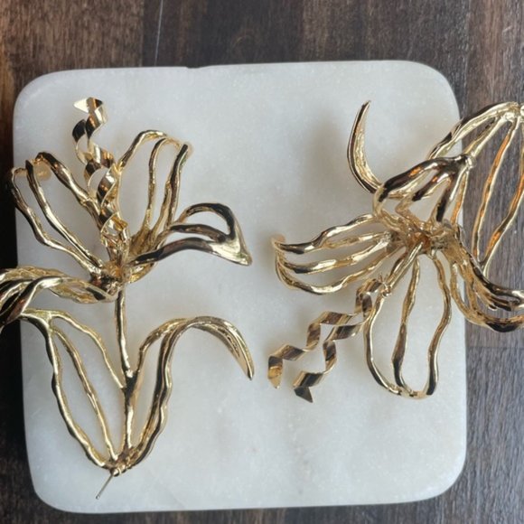 Golden Metal Floral Shape Dangle Earrings - Picture 5 of 6